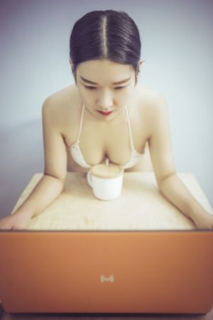 游泳池里被强好爽H小说_蓝光高清全集免费观看