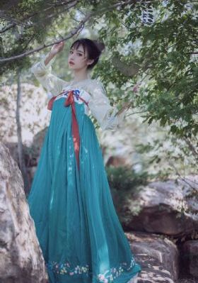 扒开女人大腿往里摸视频_高清完整版高清视频观看